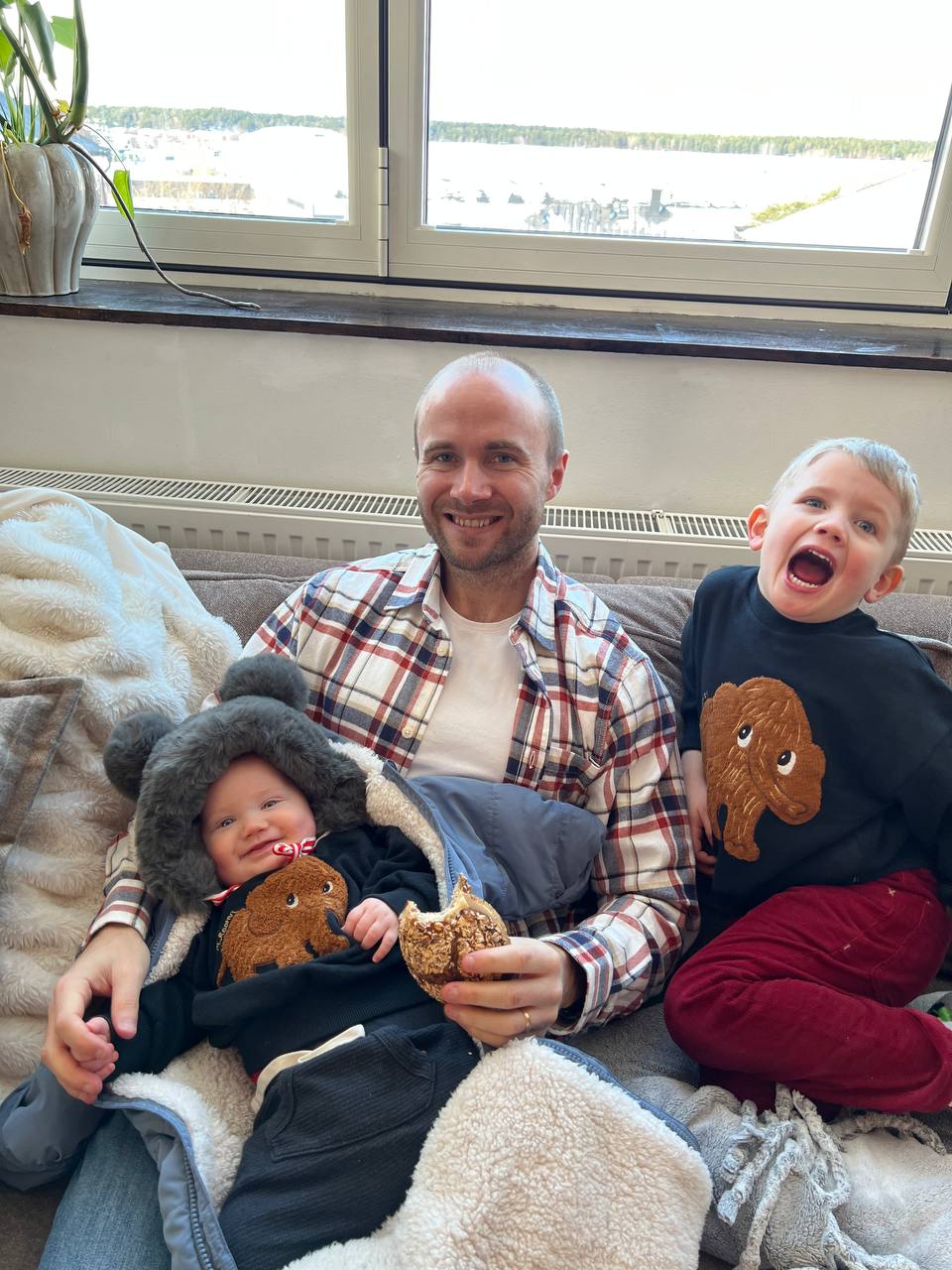 Robin med sina två söner i soffan
